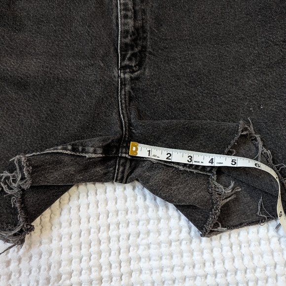 🎩 Vintage Lee High Waisted Black Distressed Jean Shorts with Raw Hem - Picture 5 of 7